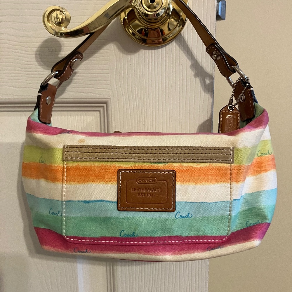 Looks great with a spring outfit or as your wedding purse!